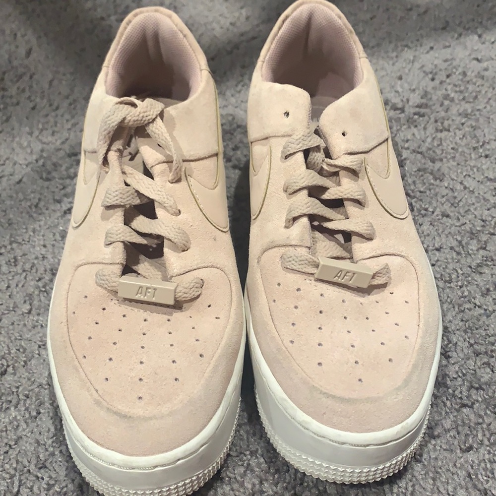 NIKE Air Force 1 Sage Low